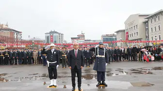 Muş'ta Cumhuriyet Bayramı coşkusu çelenk töreni ve yürüyüşle başladı