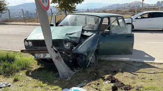 Elazığ'da direksiyon hakimiyetini kaybeden sürücü aydınlatma direğine çarptı