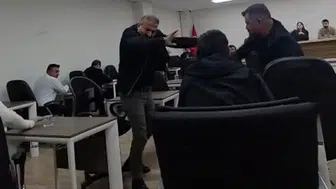 Silopi Belediyesi meclis toplantısında bütçe tartışması kavgaya dönüştü