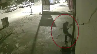 Siirt'te alkollü şahsın iş yeri camını tekmelediği anlar kameraya yansıdı