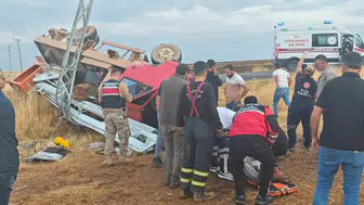 Ergani yolunda kamyonet devrildi beş kişi hastaneye kaldırıldı