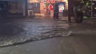 Elazığ'da aniden bastıran sağanak yağış hayatı felç etti