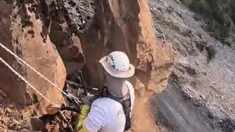 Şırnak'ta tehlikeli kaya blokları profesyonel dağcılarla temizleniyor