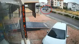 Elazığ'da iki otomobilin karıştığı kaza güvenlik kamerasına yansıdı