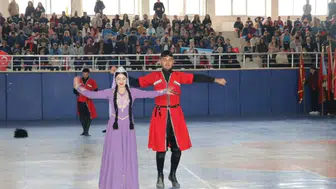 Tutak halkı 29 Ekim Cumhuriyet Bayramı coşkusunu spor salonunda yaşadı