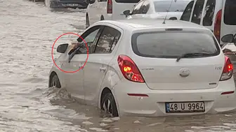 Diyarbakır'da sağanak yağış sürücülere zor anlar yaşattı