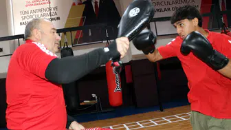 Vanlı milli boksör Furkan Avar dünya şampiyonluğu için ringe çıkıyor
