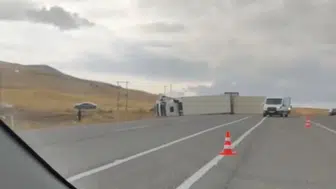 Van Erciş kara yolunda tır devrildi sürücü yaralandı