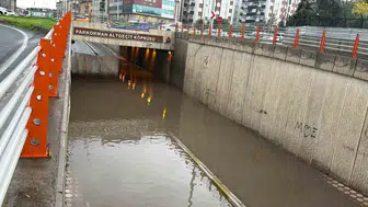 Diyarbakır sağanak yağışla felç oldu