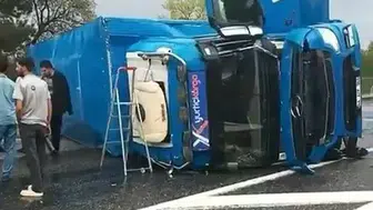 Elazığ yolunda kargo tırı devrildi
