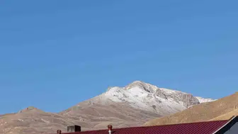 Başkale yüksek kesimlerinde mevsimin ilk kar yağışı görüldü