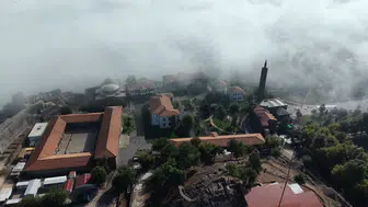 Diyarbakır'da yoğun sis tarihi dokuyu büyüleyici bir görünüme kavuşturdu