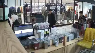 Elazığ'da parfüm dükkanında şaşırtan hırsızlık anı kamerada