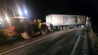 Van-Hakkari yolunda tır kazası trafiği kilitledi