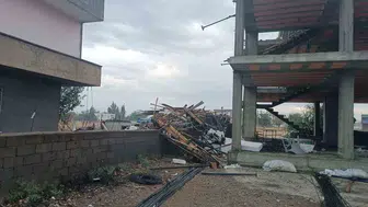 Bismil ilçesinde fırtına cami minaresini yıktı ve çatılara zarar verdi