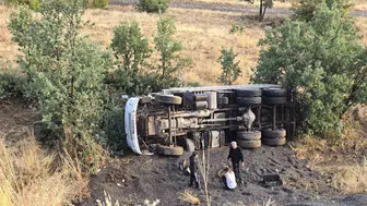 Bingöl Muş yolunda kamyon devrildi sürücü ağır yaralandı