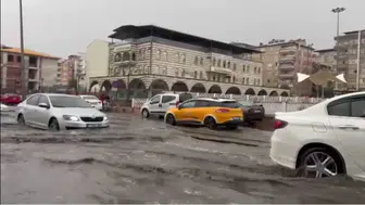 Diyarbakır'da şiddetli sağanak hayatı felç etti
