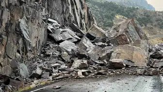 Şırnak Beytüşşebap yolunda dev kayalar trafiği durdurdu