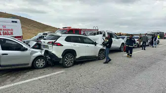 Palu Belediye Başkanı'nın konvoyunda zincirleme kaza yaşandı