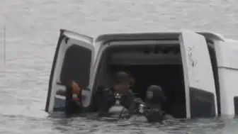 Van'da göle uçan minibüsün sürücüsü kendi çabasıyla kurtuldu