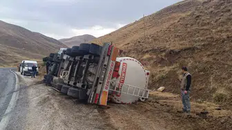 Hakkari yolunda tanker kazası sürücü yara almadan kurtuldu
