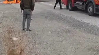 Van yolunda seyir halindeki kamyonet alevlere teslim oldu