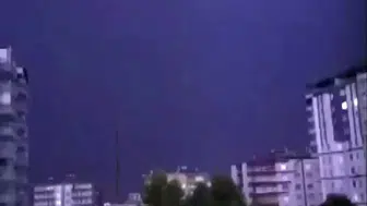 Diyarbakırda iki apartmana yıldırım isabet etti