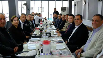 Birecik Belediyesi muhtarları özel bir yemekte bir araya getirdi