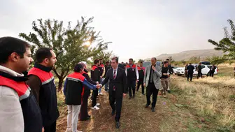 Bitlis Valisi Karakaya Güroymak ilçesinde badem hasadı yaptı