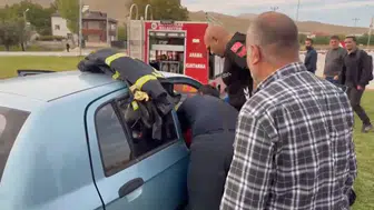 Elazığ Kovancılar yolunda otomobil refüje çarptı