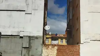 Elazığ'da yürekleri ağza getiren halı serme anları kamerada