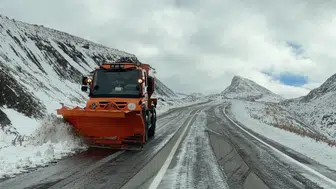 Van Bahçesaray yolunda mevsimin ilk karı yüksek kesimleri beyaza bürüdü