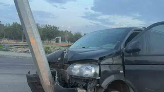Batman'da direksiyon hakimiyetini kaybeden sürücü aydınlatma direğine çarptı