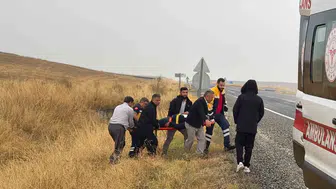 Diyarbakır yolunda lastiği patlayan pikap şarampole uçtu