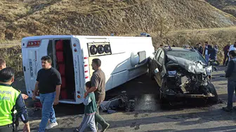Bingöl yolunda midibüs ve kamyonet çarpıştı