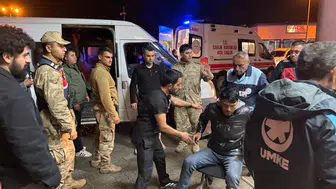Hakkari'de kaçak göçmenleri taşıyan minibüs dereye yuvarlandı 20 yaralı