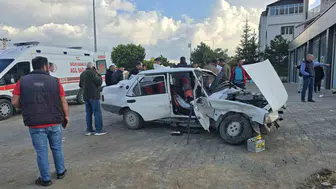 Van Edremit'te iki otomobil çarpıştı: 6 yaralı