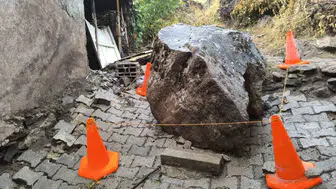 Van Çatak'ta yamaçtan kopan kaya bir evin üzerine düştü
