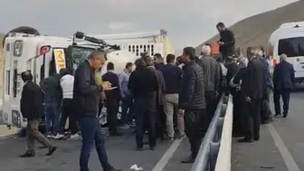 Van Hakkari yolunda tır devrildi bir kişi yaralandı