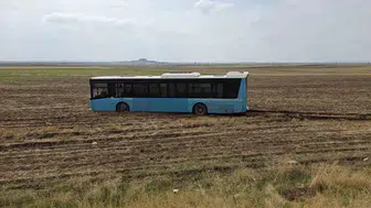 Diyarbakır yolunda yolcu otobüsü tarlaya girdi