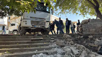 Diyarbakır Çermik'te freni boşalan kamyon evin bahçesine daldı