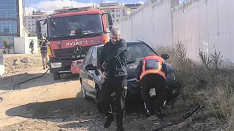 Van Edremit'te park halindeki otomobil alevlere teslim oldu