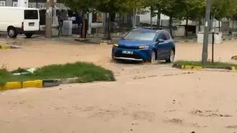 Diyarbakır Ergani ilçesinde sağanak yağış hayatı durma noktasına getirdi