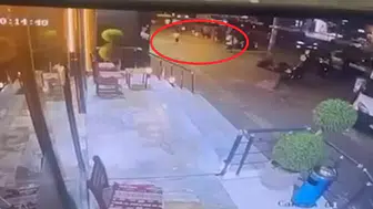 Diyarbakır'da binadan kopan sıva parçaları kaldırıma düştü
