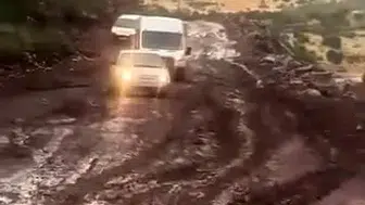 Pervari'de sağanak yağış yolları çamur deryasına çevirdi