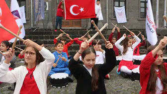 Diyarbakır tarihi surlarında Cumhuriyet coşkusu yaşandı