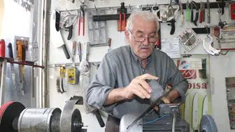 Vanlı Müzbah Usta 60 yıldır baba mesleği bileyiciliği yaşatıyor