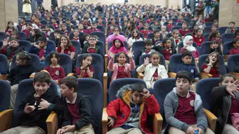 Şırnaklı çocuklar tiyatro sahnesinde hem eğlendi hem öğrendi
