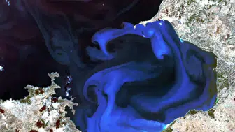 Van Gölü uzaydan ebru sanatı gibi görünüyor