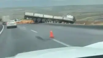 Diyarbakır Silvan kara yolunda tır kazası sonucu bir kişi yaralandı